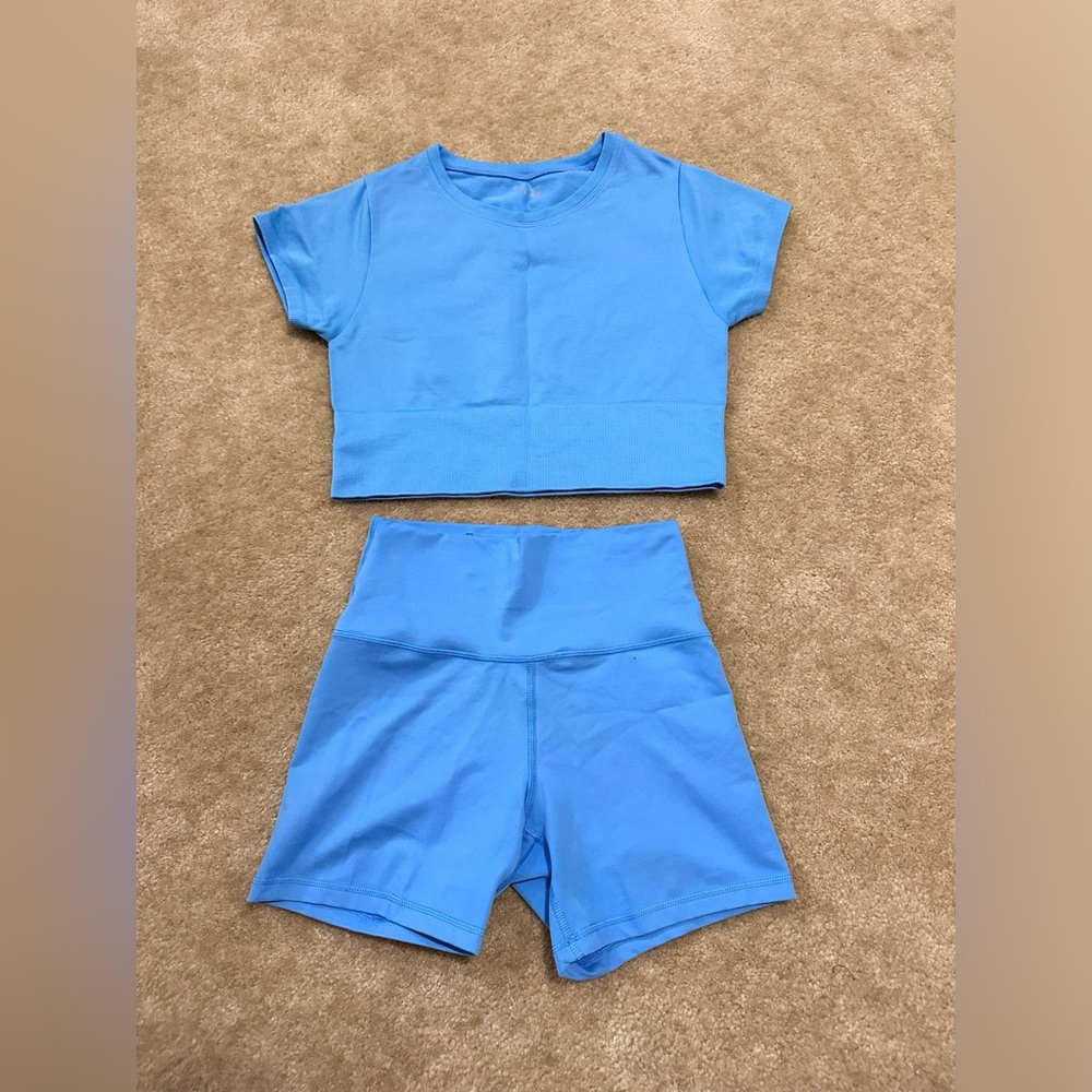AERIE SET!!! Size medium! Super cute and fit good but it’s just not my color!